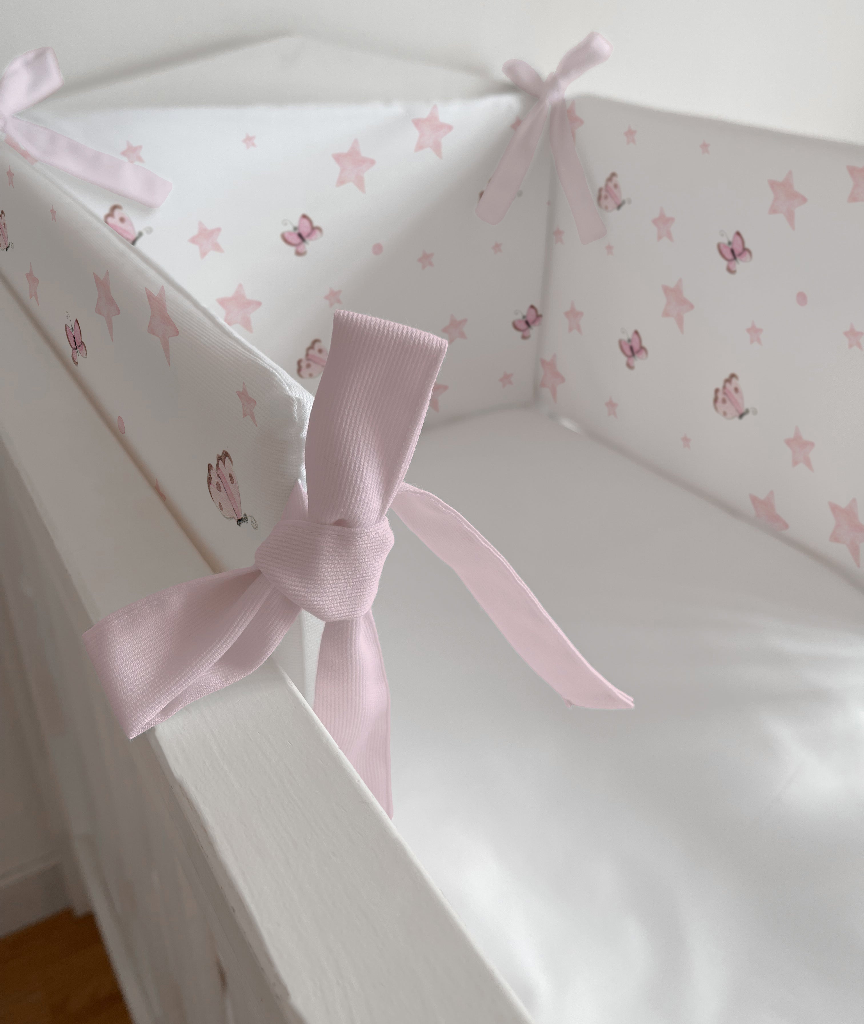 Estrellas y mariposas MAXI Protector de Cuna