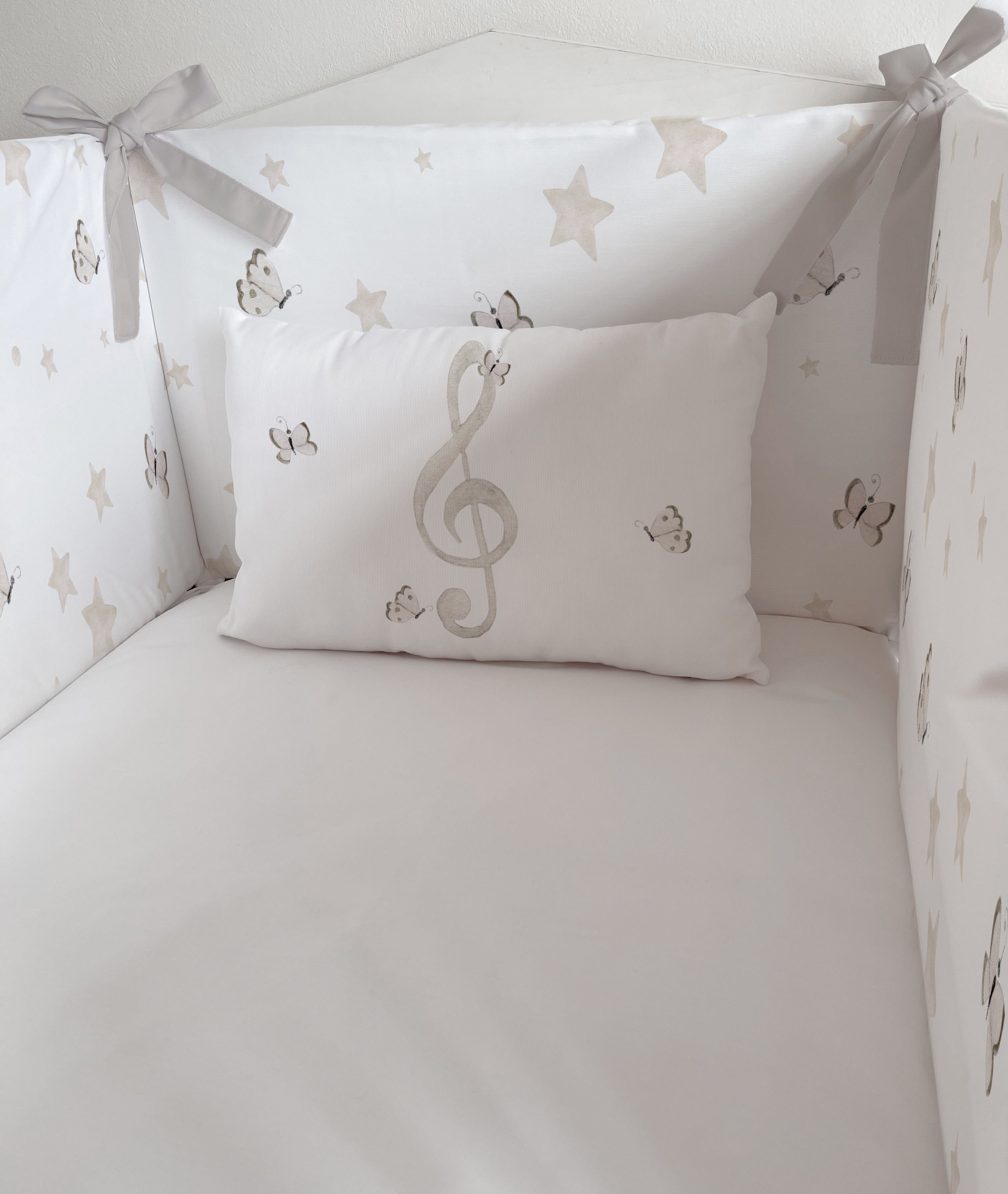 Estrellas y mariposas Beige MAXI Protector de Cuna