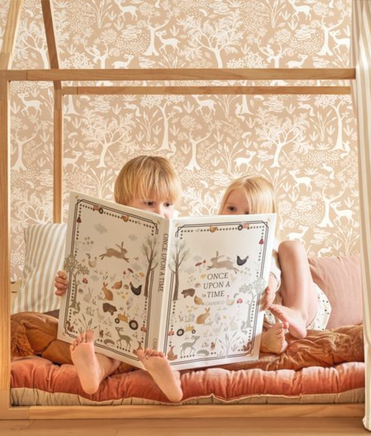 Papel pintado infantil -  BOSQUE POETICO BEIGE CAMEL | Perfecta para la habitación de tus hijos | Il Mondo di Alex