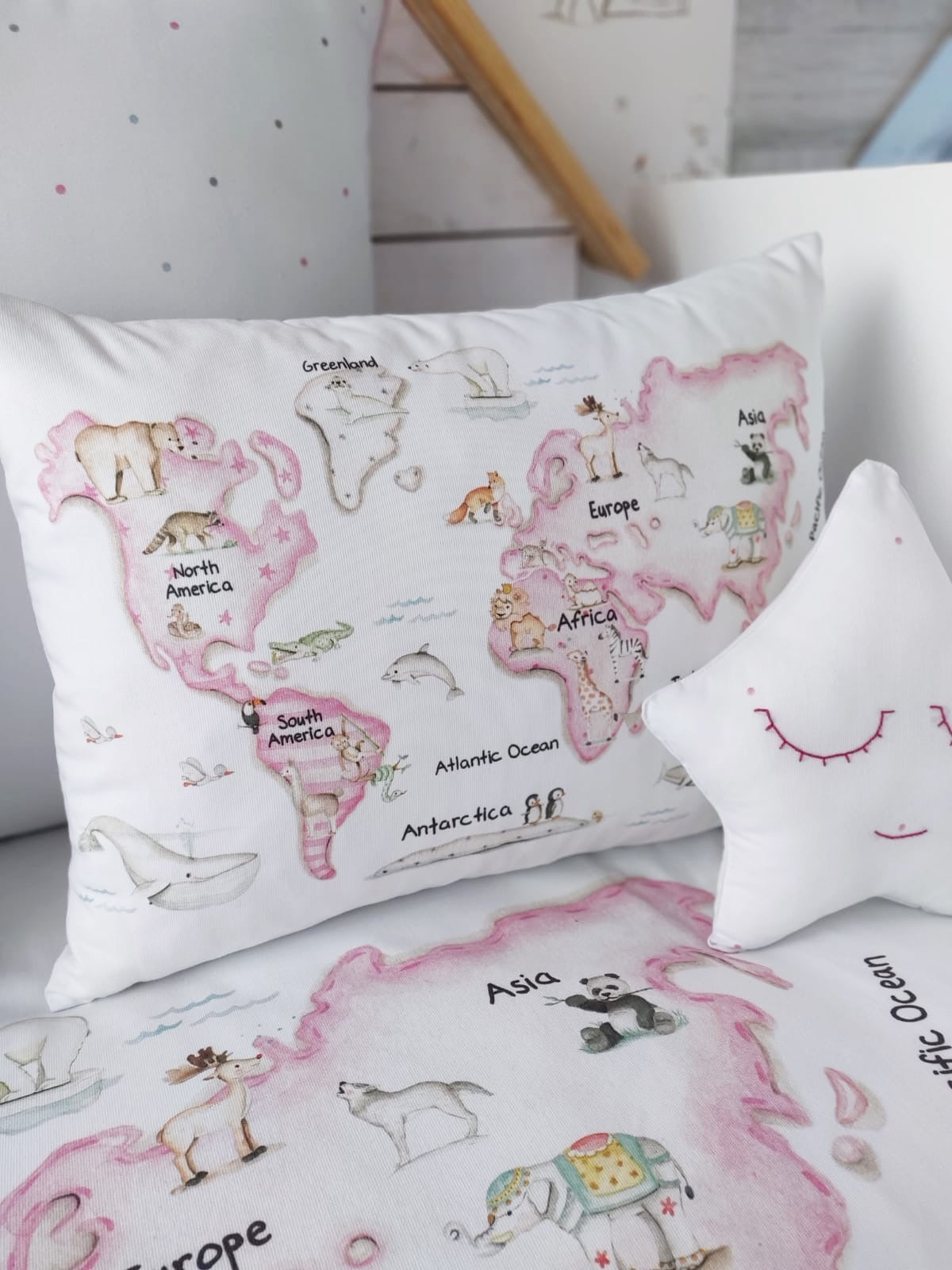 Cojín infantil personalizado MAPA MUNDI ROSA