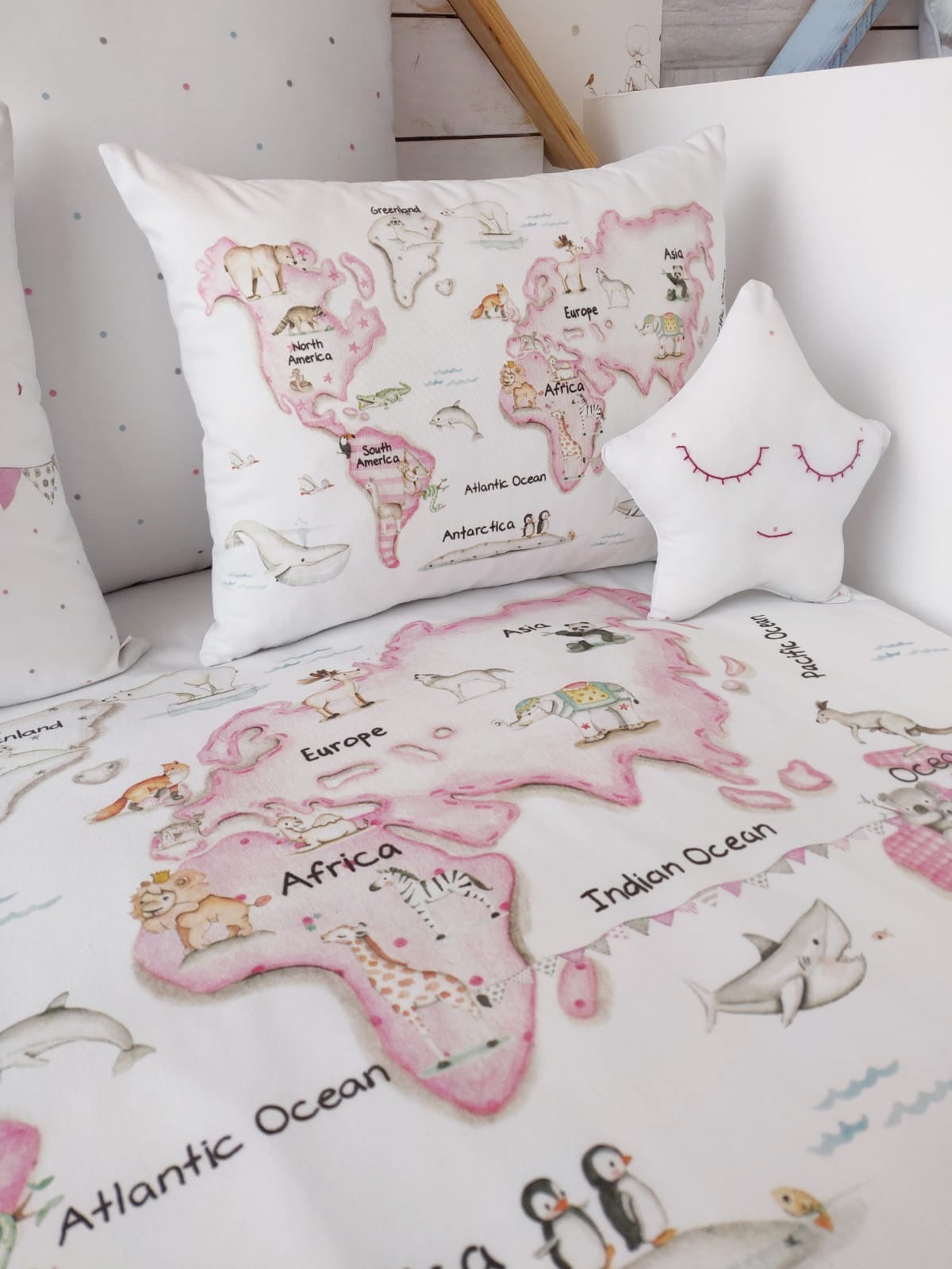 Cojín infantil personalizado MAPA MUNDI ROSA